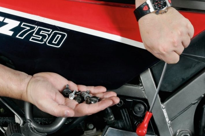 Cómo desmontar los tornillos atascados en tu moto