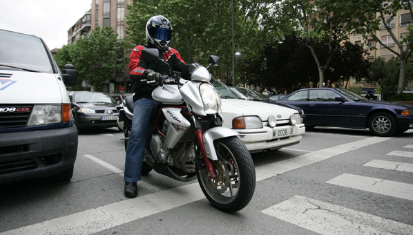 Amb trànsit més lent, menys accidents de moto a ciutat