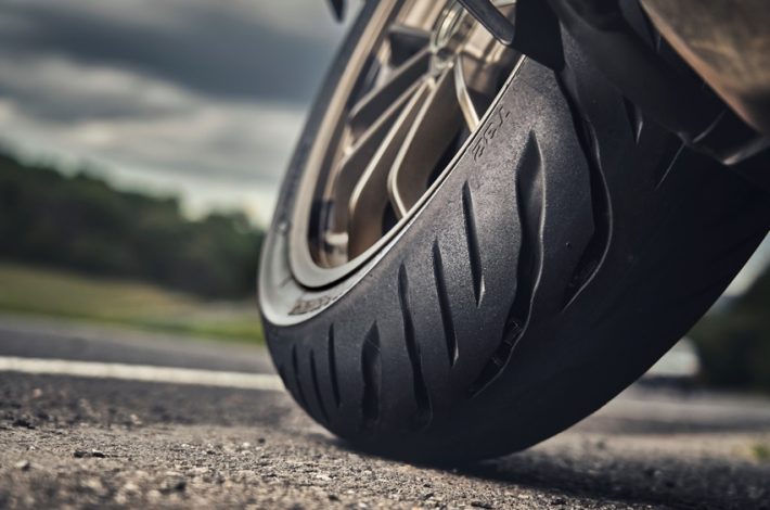 ¿Cómo cambia el comportamiento del neumático de moto al desgastarse?